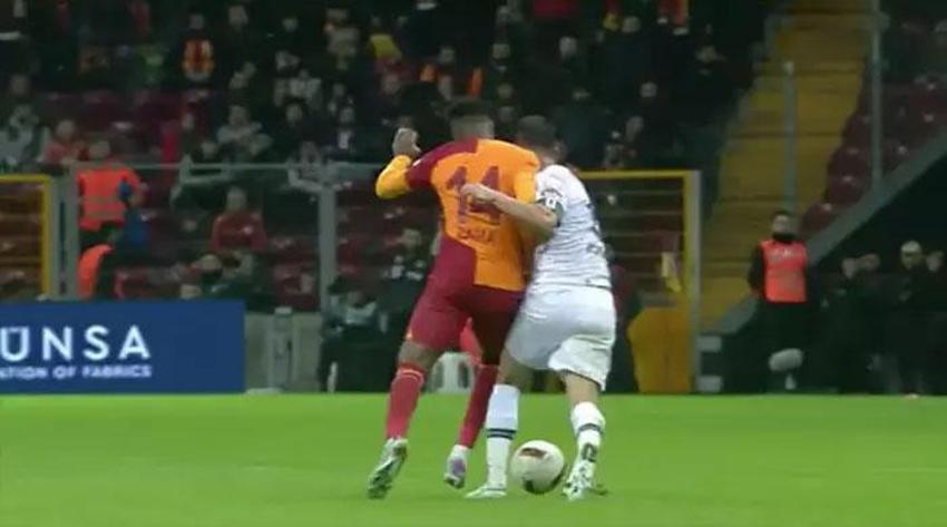Galatasaray-Konyaspor maçına damga vuran pozisyon! Goller öncesi faul: Bu çok net penaltı