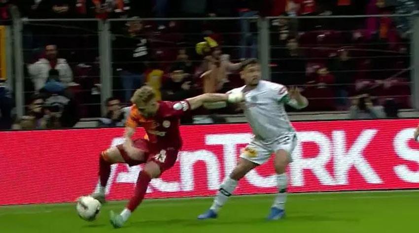 Galatasaray-Konyaspor maçına damga vuran pozisyon! Goller öncesi faul: Bu çok net penaltı