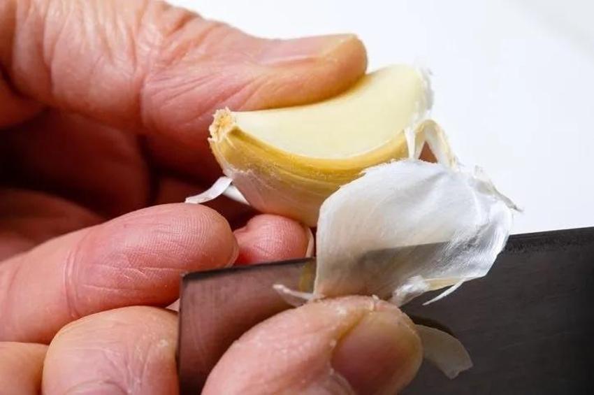 Soğanla birlikte tüketince etkisi 10 kat artıyor! İltihabu vücuttan kazıyor: Bu ikiliyle hastalık dayanmıyor!