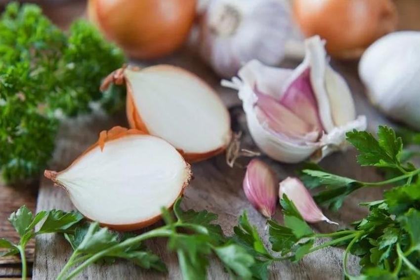Soğanla birlikte tüketince etkisi 10 kat artıyor! İltihabu vücuttan kazıyor: Bu ikiliyle hastalık dayanmıyor!