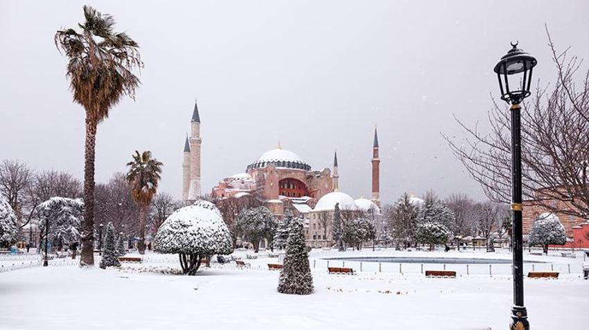 Yoğun kar yağışı İstanbul'a ilerliyor! AKOM alarm verdi, MGM 34 ili uyardı, hava tersine dönecek, zemheri kışı başlıyor