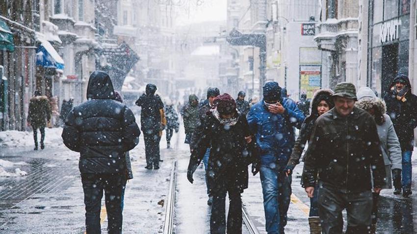 Yoğun kar yağışı İstanbul'a ilerliyor! AKOM alarm verdi, MGM 34 ili uyardı, hava tersine dönecek, zemheri kışı başlıyor