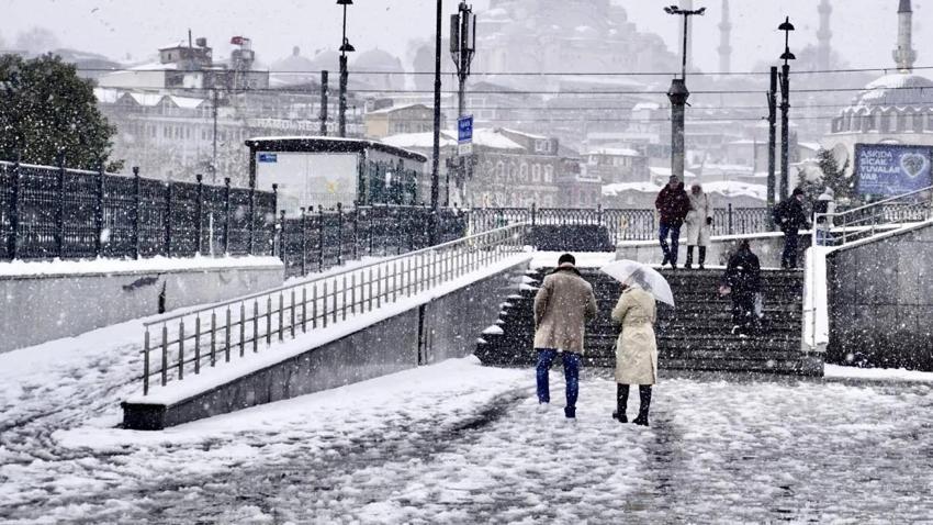 Sistem değişti, İstanbul'a kar yağışı başladı! Hafta sonu tatili Cuma'dan başlayacak: Ankara, Bursa, Bolu, İstanbul'a tane tane yağacak!