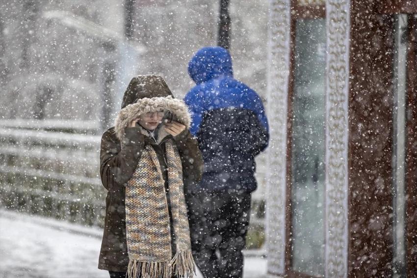 Sistem değişti, İstanbul'a kar yağışı başladı! Hafta sonu tatili Cuma'dan başlayacak: Ankara, Bursa, Bolu, İstanbul'a tane tane yağacak!