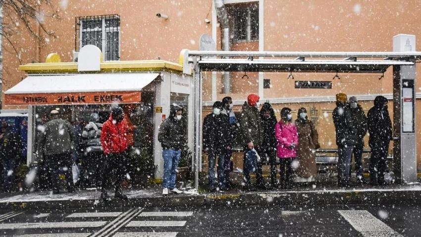 Sistem değişti, İstanbul'a kar yağışı başladı! Hafta sonu tatili Cuma'dan başlayacak: Ankara, Bursa, Bolu, İstanbul'a tane tane yağacak!