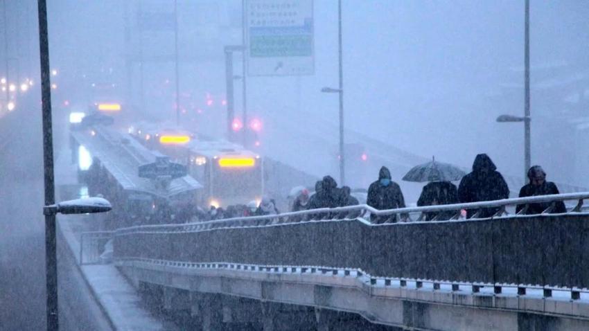 Sistem değişti, İstanbul'a kar yağışı başladı! Hafta sonu tatili Cuma'dan başlayacak: Ankara, Bursa, Bolu, İstanbul'a tane tane yağacak!