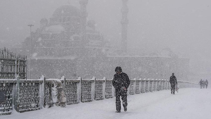 Sistem değişti, İstanbul'a kar yağışı başladı! Hafta sonu tatili Cuma'dan başlayacak: Ankara, Bursa, Bolu, İstanbul'a tane tane yağacak!
