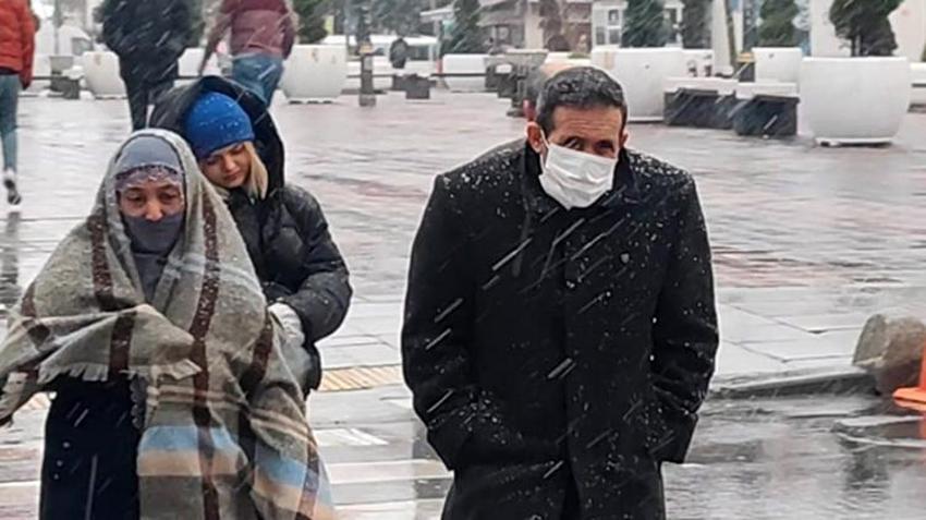 Kar yağışı İstanbul dahil onlarca kentte başladı! Yoğun yağış için yeni uyarı geldi, kar günlerce yerde kalacak