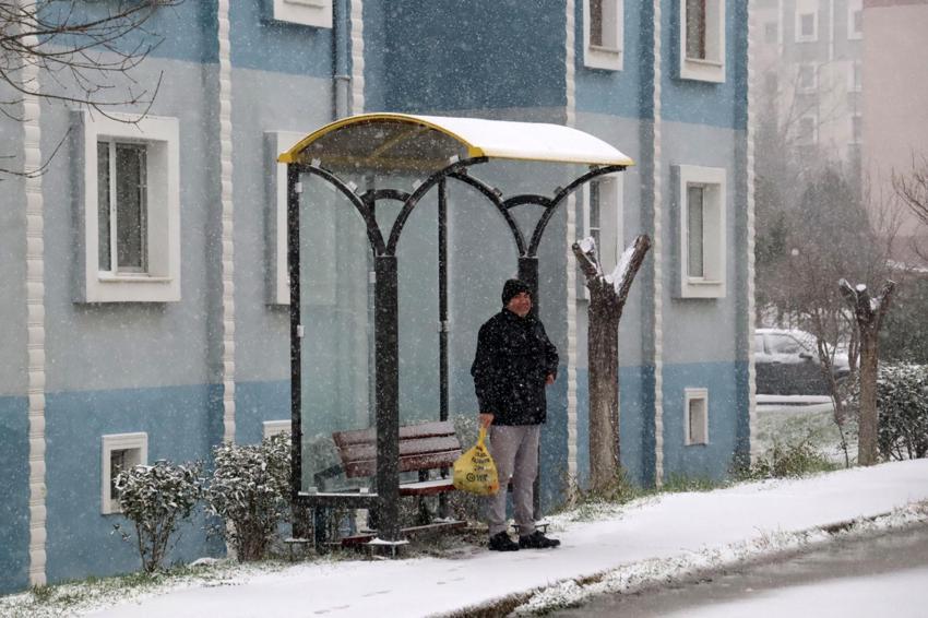 Kar yağışı İstanbul dahil onlarca kentte başladı! Yoğun yağış için yeni uyarı geldi, kar günlerce yerde kalacak