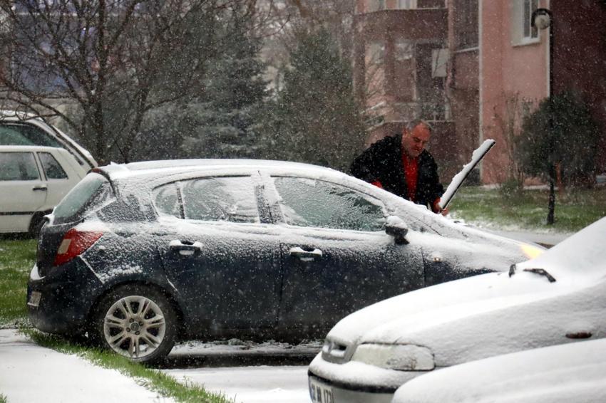 Kar yağışı İstanbul dahil onlarca kentte başladı! Yoğun yağış için yeni uyarı geldi, kar günlerce yerde kalacak