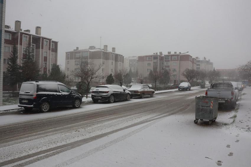 Kar yağışı İstanbul dahil onlarca kentte başladı! Yoğun yağış için yeni uyarı geldi, kar günlerce yerde kalacak