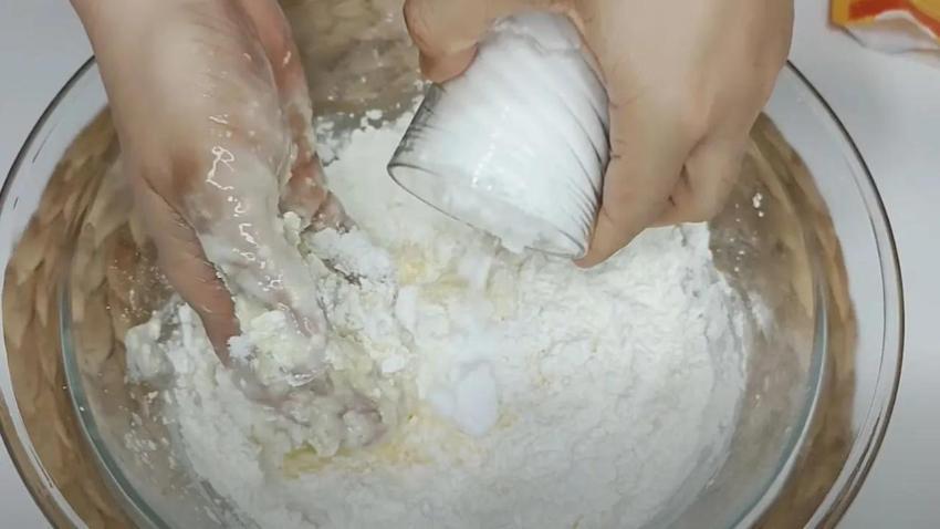 Hamuru yoğurun, dolapta bekletin. Püf noktası bu! Damakta dağılan un kurabiyesinin sırrını ustası açıkladı!