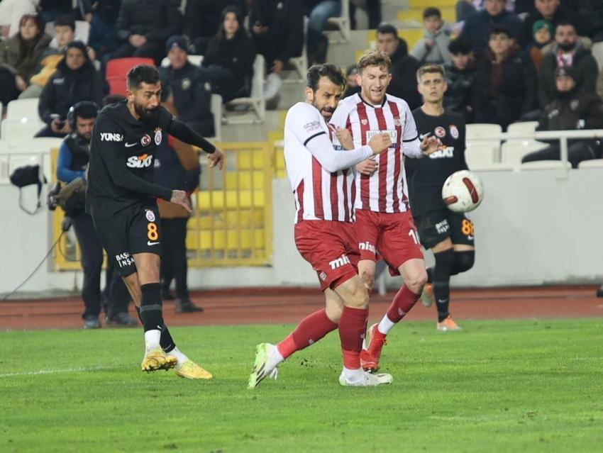 Kerem Aktürkoğlu ortalığı birbirine kattı! Hakeme saldırdı: Allah belanızı versin