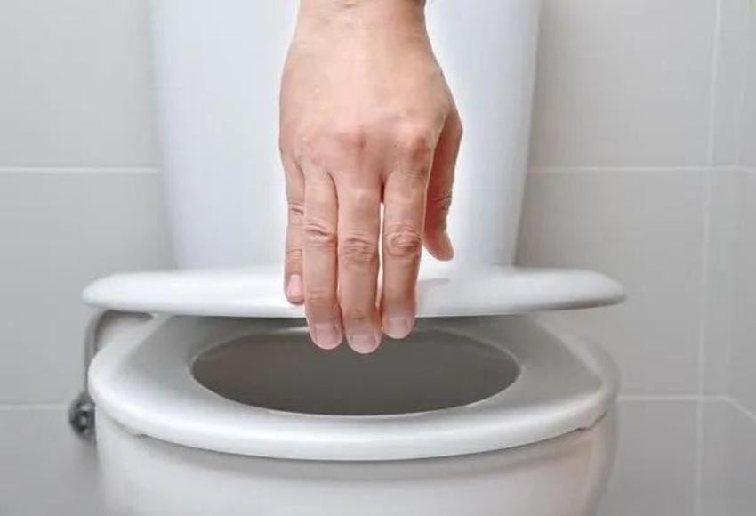 Klozeti böyle temizlerseniz koku daha çoğalıyor! Seramik olmasının sırrı bu: Bu yöntem tek hamlede leke, sararma bırakmıyor!