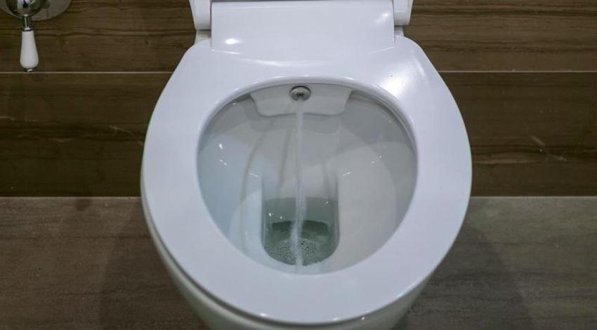 Klozeti böyle temizlerseniz koku daha çoğalıyor! Seramik olmasının sırrı bu: Bu yöntem tek hamlede leke, sararma bırakmıyor!