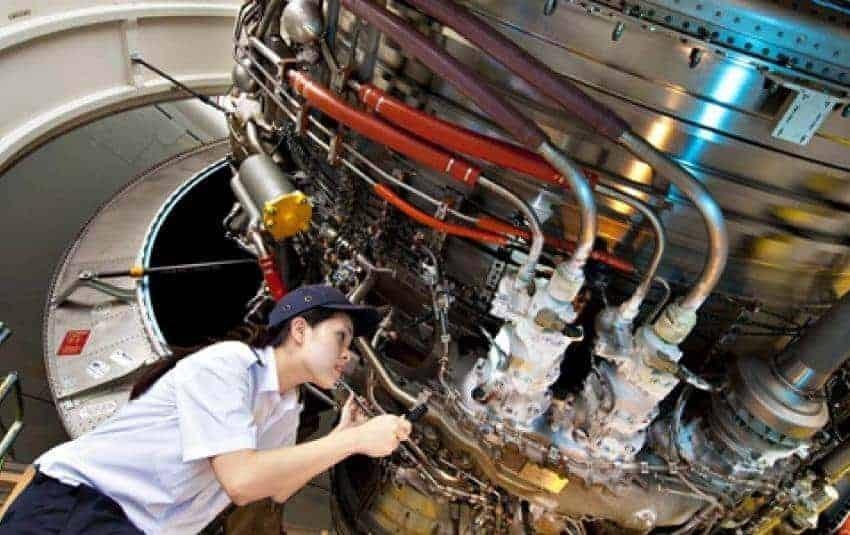 Astronot olmak için hangi derslerin iyi olması gerek? Astronotluk için hangi bölüm okunur? 2024 astronot maaşı ne kadar?