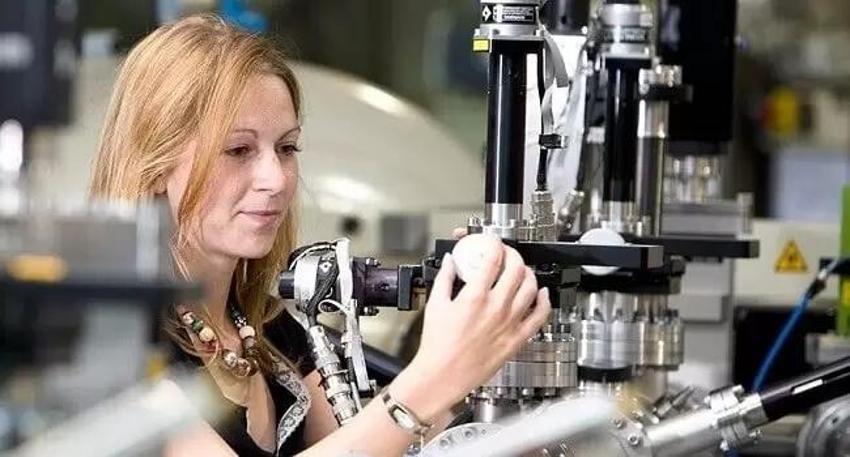 Astronot olmak için hangi derslerin iyi olması gerek? Astronotluk için hangi bölüm okunur? 2024 astronot maaşı ne kadar?