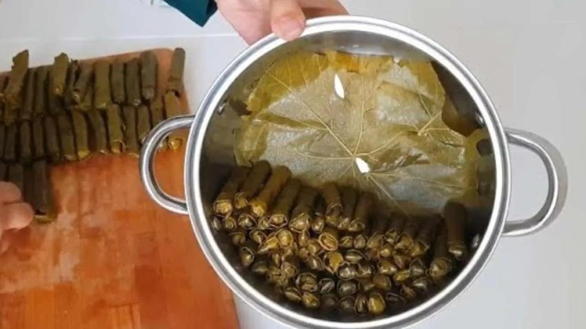 Yaprak sarma hakkında ev tüyosu: Maden suyunu ekleyince tencereden kalem gibi çıkıyor!