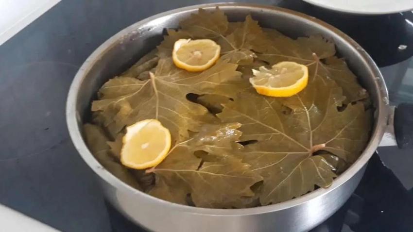 Yaprak sarma hakkında ev tüyosu: Maden suyunu ekleyince tencereden kalem gibi çıkıyor!