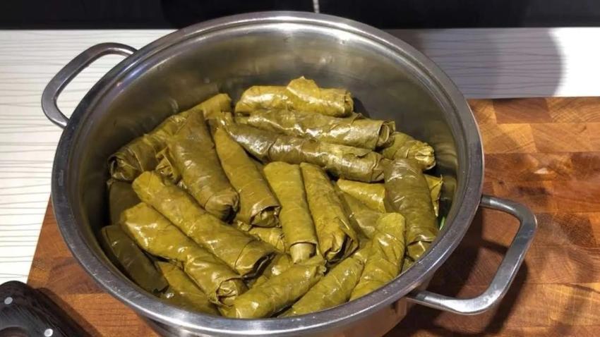 Yaprak sarma hakkında ev tüyosu: Maden suyunu ekleyince tencereden kalem gibi çıkıyor!