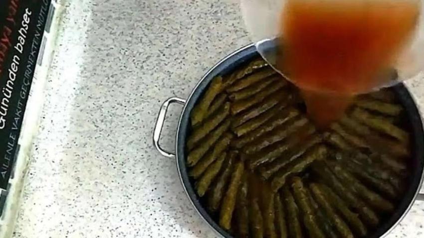 Yaprak sarma hakkında ev tüyosu: Maden suyunu ekleyince tencereden kalem gibi çıkıyor!