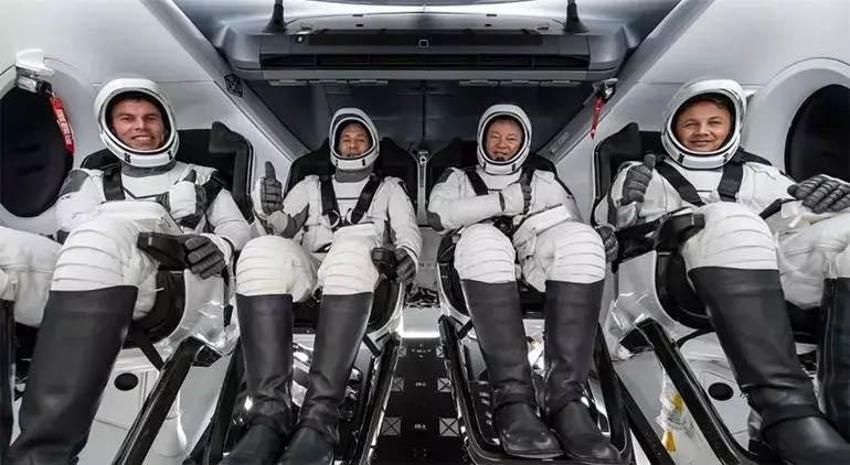 Hülya Avşar'dan ilk Türk Astronot Alper Gezeravcı paylaşımı! ‘Ben geldim, seni bekliyorum’