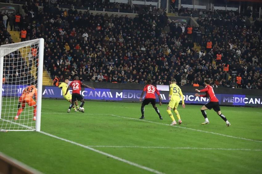Fenerbahçe'de transfer planı değişti! Batshuayi kalıyor bir golcü daha geliyor