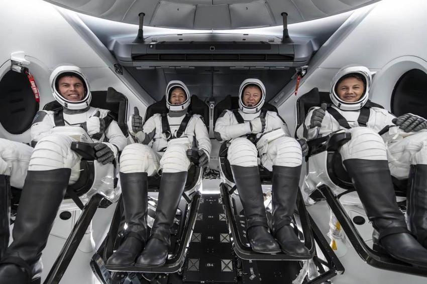 Astronot kıyafeti neden beyaz? Astronot kıyafeti kaç kilo, kaç TL, astronot kıyafetleri hangi maddeden yapılır? Astronot kıyafetlerinin özellikleri