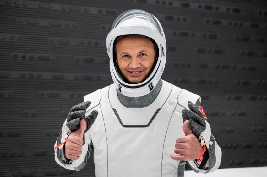 Astronot kıyafeti neden beyaz? Astronot kıyafeti kaç kilo, kaç TL, astronot kıyafetleri hangi maddeden yapılır? Astronot kıyafetlerinin özellikleri
