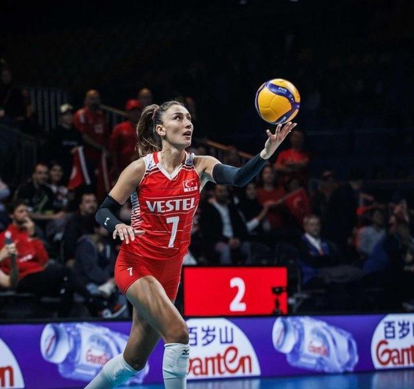 Hande Baladın, mini elbisesiyle sahneye çıktı! Ünlü voleybolcu tüm gözleri üzerinde topladı