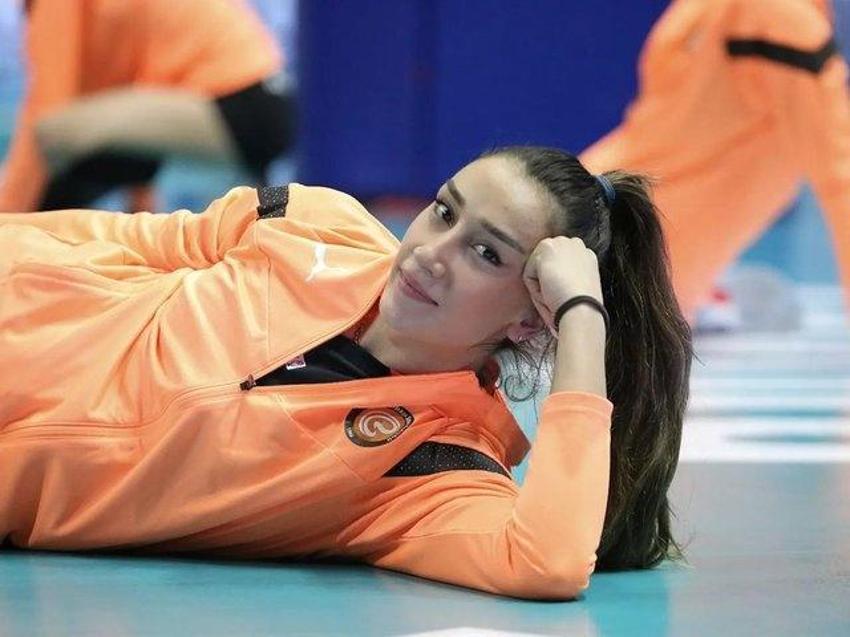 Hande Baladın, mini elbisesiyle sahneye çıktı! Ünlü voleybolcu tüm gözleri üzerinde topladı