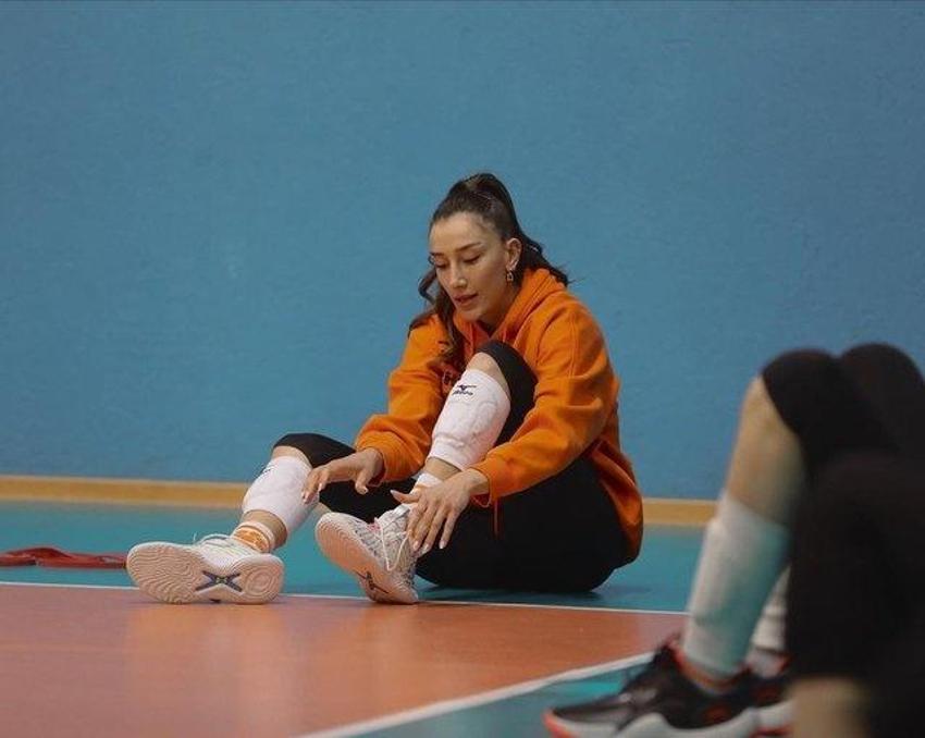 Hande Baladın, mini elbisesiyle sahneye çıktı! Ünlü voleybolcu tüm gözleri üzerinde topladı
