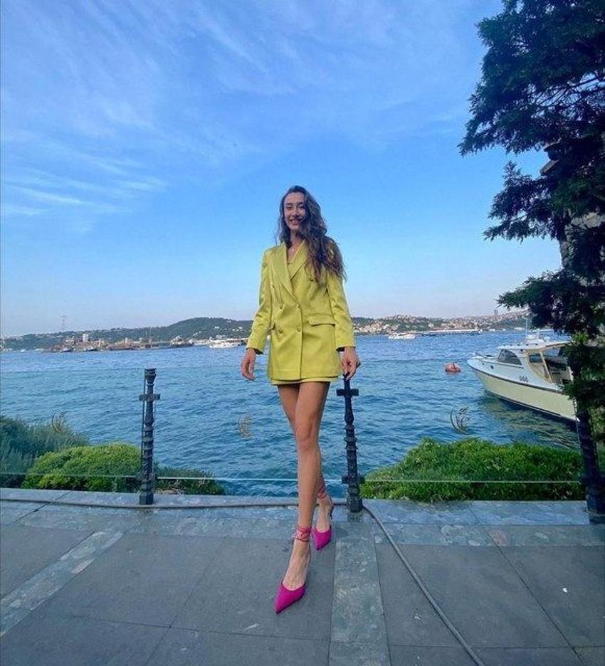 Hande Baladın, mini elbisesiyle sahneye çıktı! Ünlü voleybolcu tüm gözleri üzerinde topladı