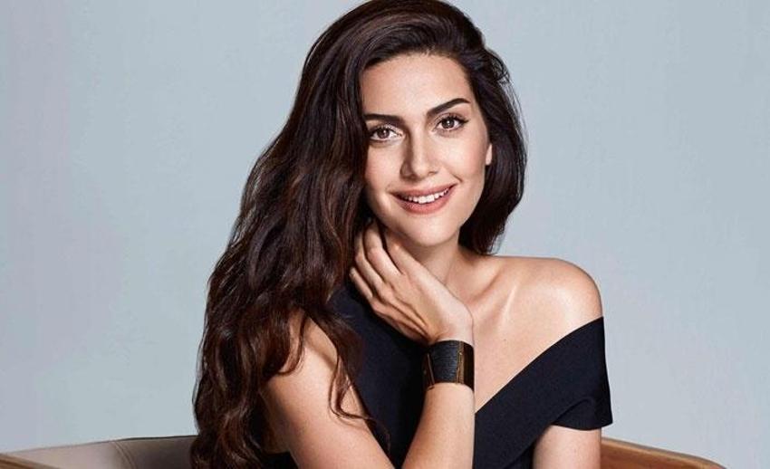 Bergüzar Korel her şeyi kapının önüne koydu: Londra'daki evinin banyosundan bornozlu poz verdi!