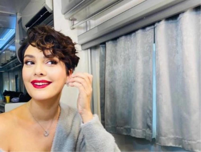 Bergüzar Korel her şeyi kapının önüne koydu: Londra'daki evinin banyosundan bornozlu poz verdi!
