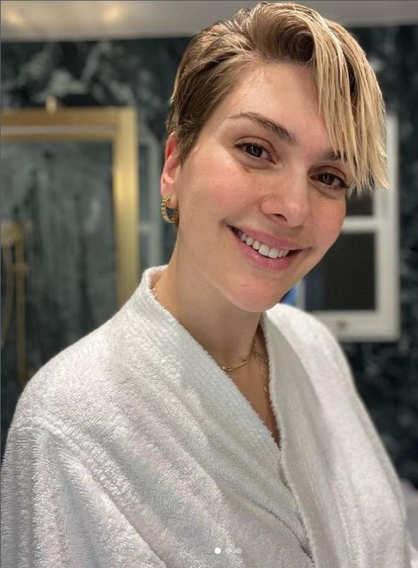 Bergüzar Korel her şeyi kapının önüne koydu: Londra'daki evinin banyosundan bornozlu poz verdi!