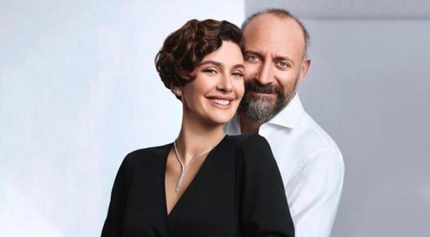 Bergüzar Korel her şeyi kapının önüne koydu: Londra'daki evinin banyosundan bornozlu poz verdi!
