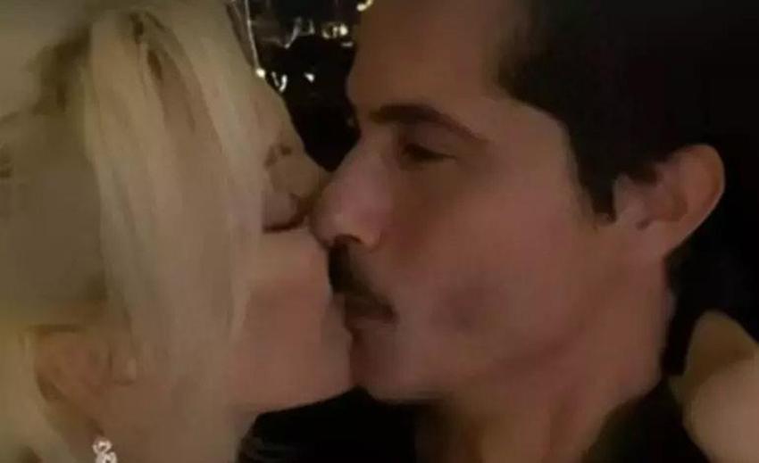İsmail Hacıoğlu eski eşi Duygu Kumarki ile galaya katıldı! İkilinin pozları olay oldu