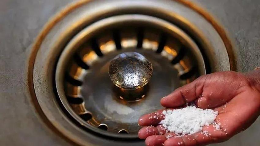 Ev sahibinin imdanına yetişiyor! Tıkalı lavaboların anahtarı: Bir tutam tuz!