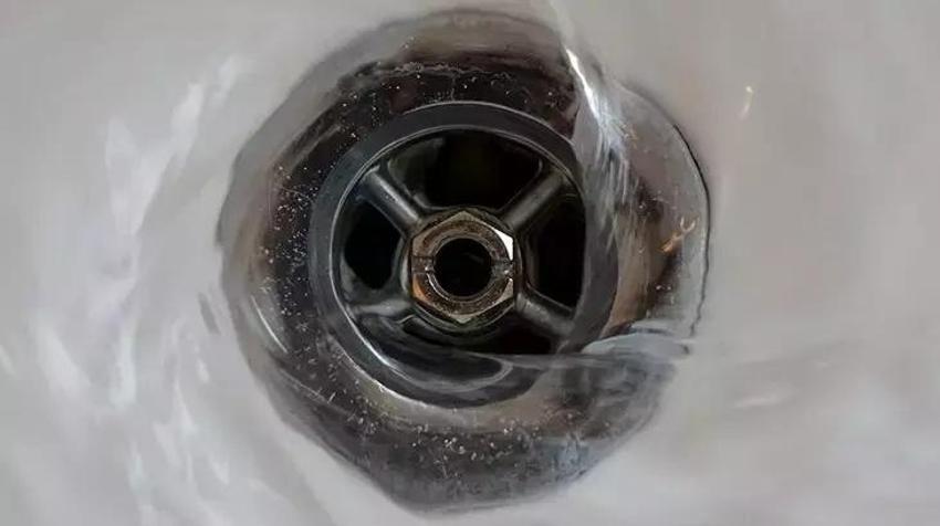 Ev sahibinin imdanına yetişiyor! Tıkalı lavaboların anahtarı: Bir tutam tuz!