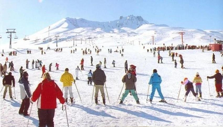 Kayak merkezleri dolup taşıyor! Bir bardak çay 100 lira, çorba 500 lira.. Fiyatlara bakan yok!