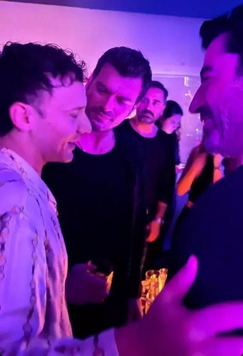 Edis'in hayranından beklenmedik hareket! Sahneye sütyenini attı!