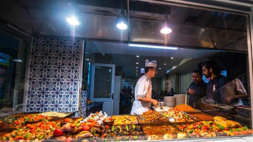 Ücretsiz yemek vermek için mutfaklarını üniversite öğrencilerine açtılar!