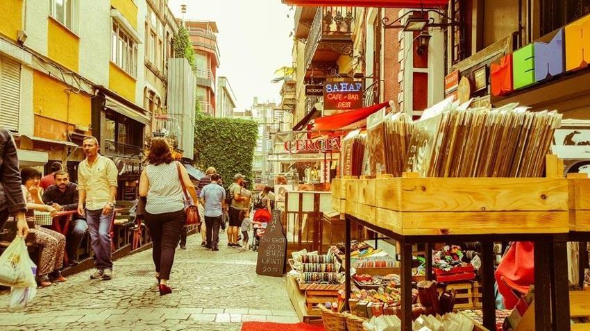 Ücretsiz yemek vermek için mutfaklarını üniversite öğrencilerine açtılar!