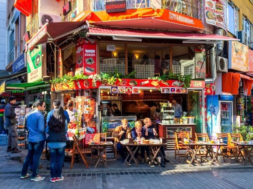 Ücretsiz yemek vermek için mutfaklarını üniversite öğrencilerine açtılar!