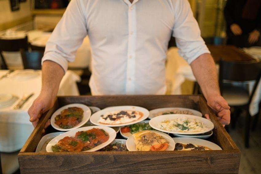 Ücretsiz yemek vermek için mutfaklarını üniversite öğrencilerine açtılar!