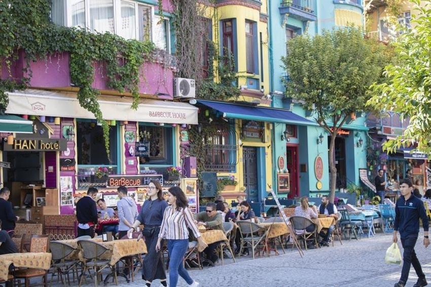 Ücretsiz yemek vermek için mutfaklarını üniversite öğrencilerine açtılar!