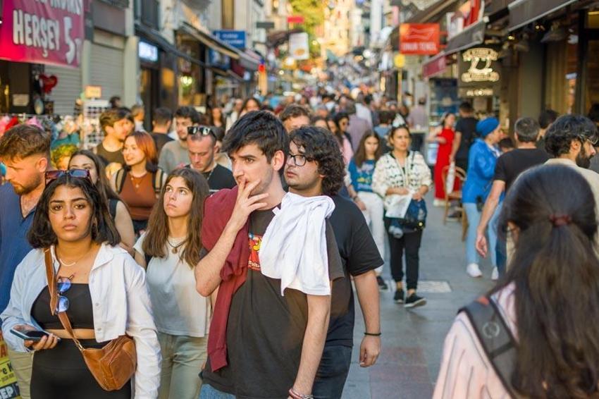 Ücretsiz yemek vermek için mutfaklarını üniversite öğrencilerine açtılar!