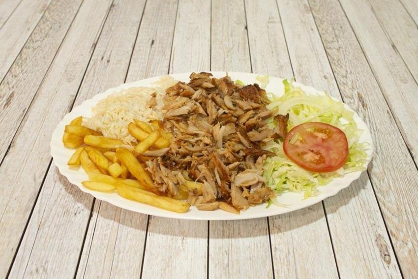 Ücretsiz yemek vermek için mutfaklarını üniversite öğrencilerine açtılar!