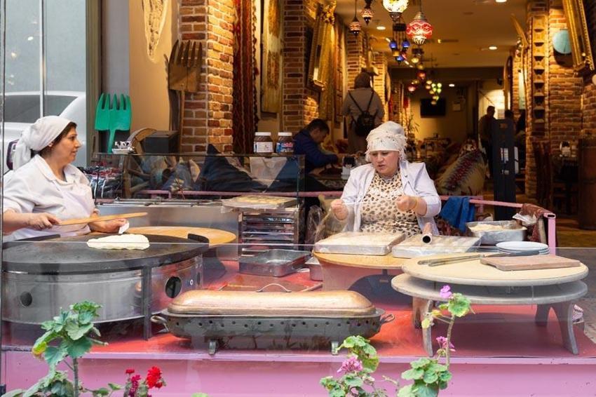 Ücretsiz yemek vermek için mutfaklarını üniversite öğrencilerine açtılar!